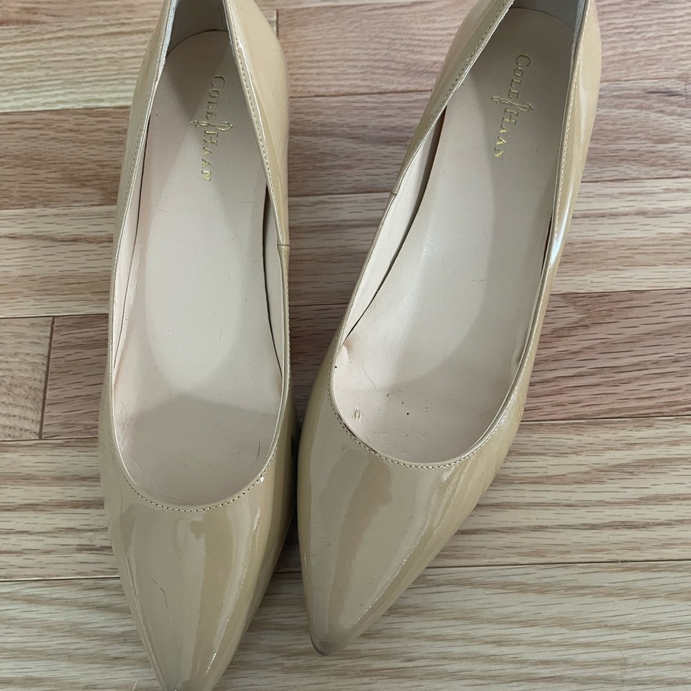 Like new Cole Haan tan patent leather kitten heel sz8
